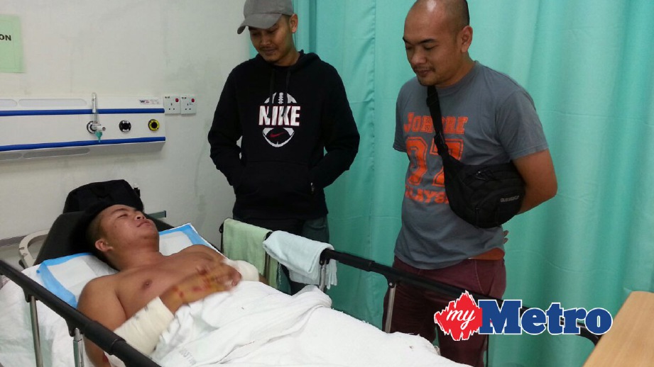 KETUA Biro HM Sabah, Mohd Razlan Salleh (kiri) meninjau keadaan Recqueal di Hospital Kota Belud.