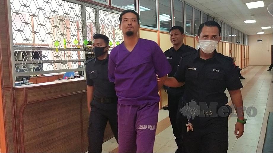TERTUDUH dibawa keluar dari kamar perbicaraan Mahkamah Sesyen Kuala Kangsar. FOTO Muhammad Zulsyamini Sufian Suri