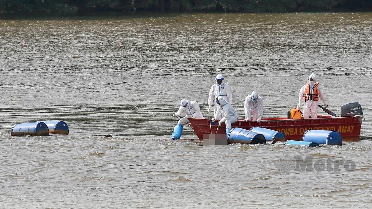 ANGGOTA Bomba dan Penyelamat membawa mayat yang dijumpai terapung di sungai Terengganu berhampiran Kampung Banggol. FOTO Ghazali Kori