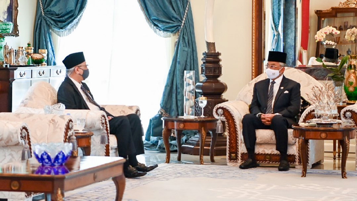 AL-SULTAN Abdullah (kanan) berkenan menerima menghadap Ismail Sabri. FOTO Facebook Istana Negara