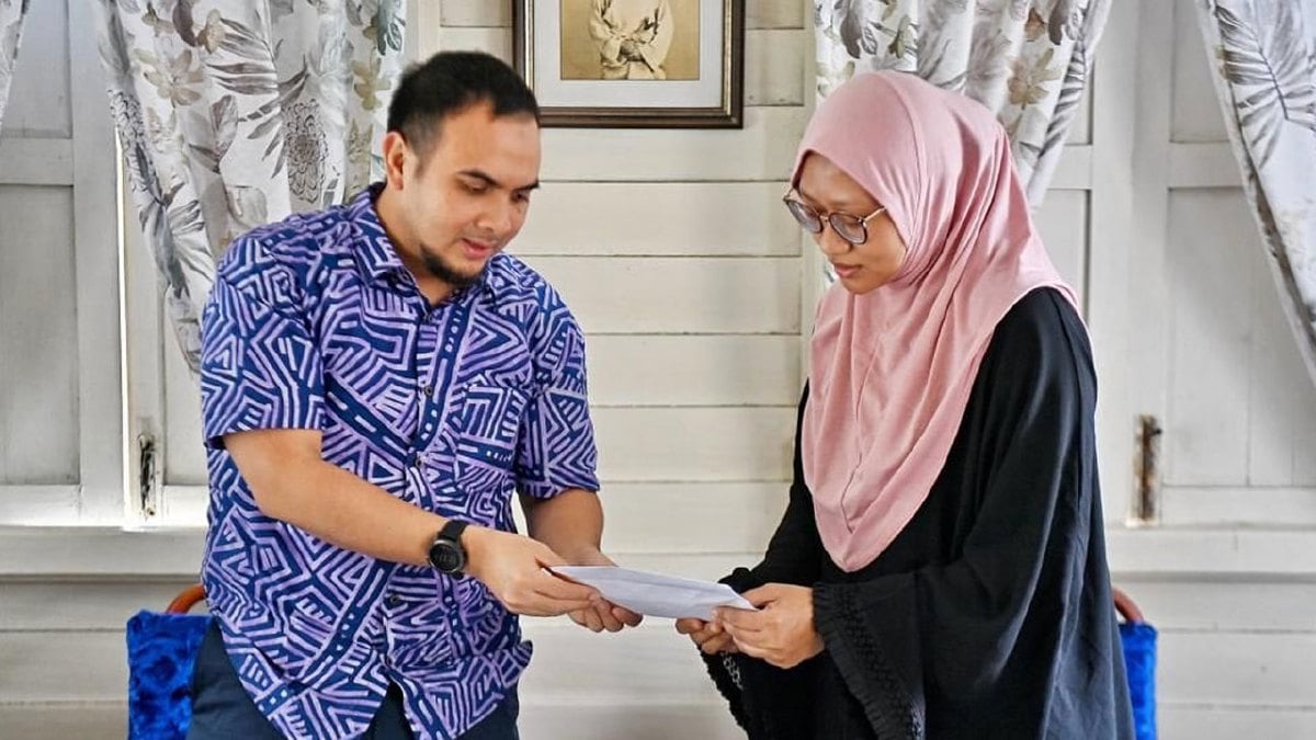 AHMAD Farhan (kiri) menyampaikan sumbangan kepada Adlina Aisyah Ahmad Rusli iaitu balu Allahyarham Idris Abdol Talib@Ramali. FOTO Facebook Anwar Ibrahim