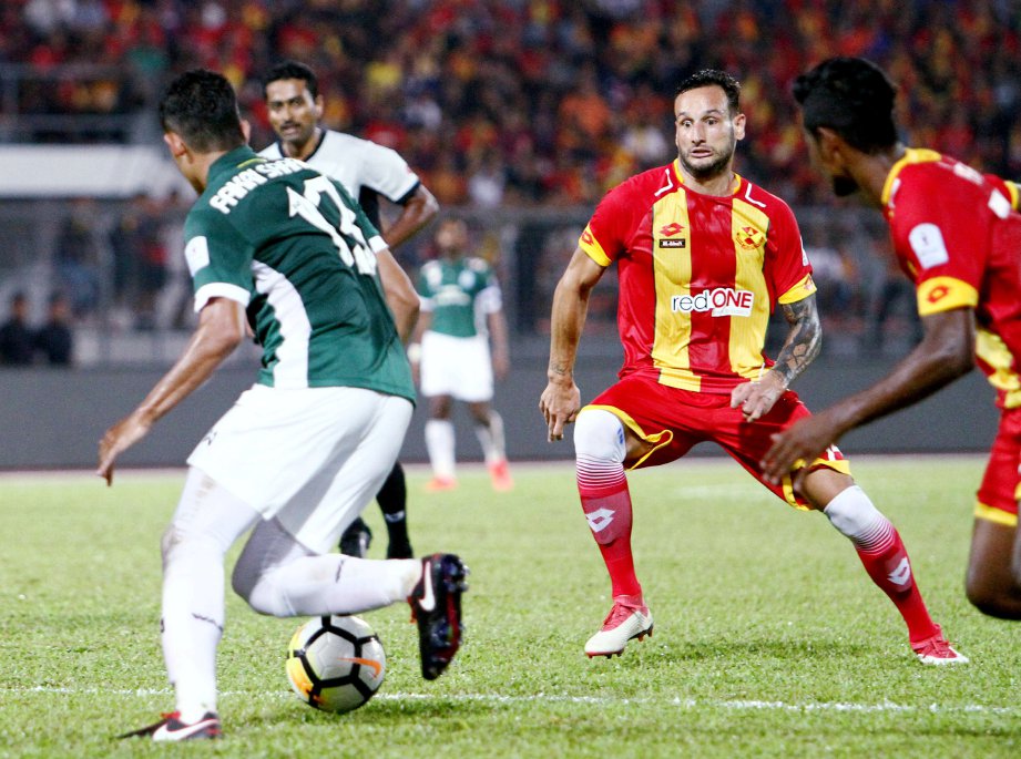 ALFONSO (tengah) belum menyerlah dalam empat aksi bersama Selangor. - FOTO MOHD BADLISHAH MOHD ALI