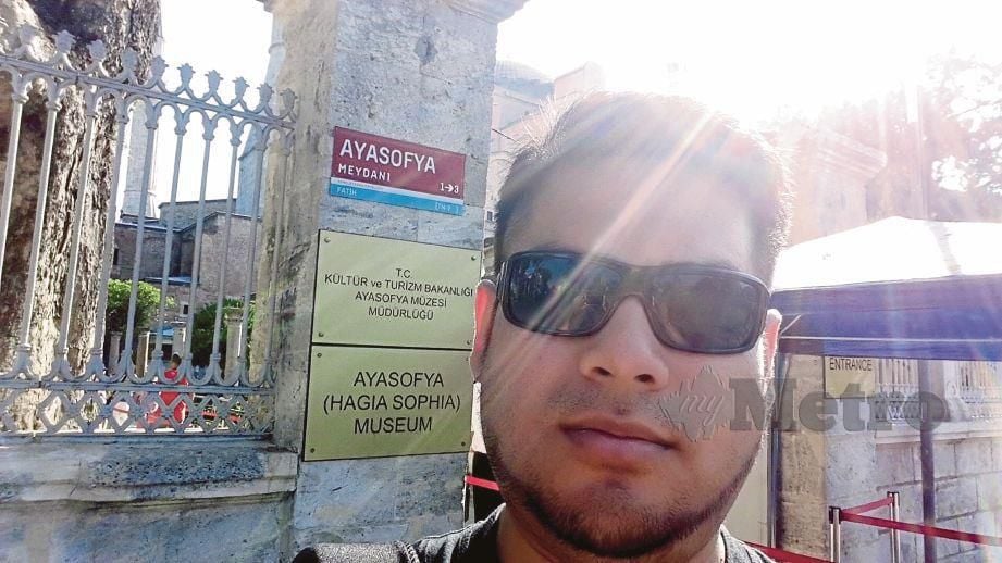 PENULIS bergambar di kawasan pintu masuk  Muzium Ayasofya. 