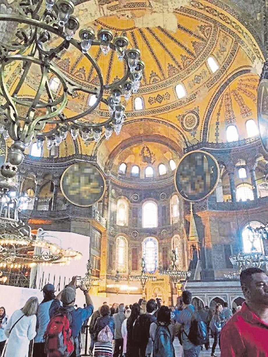 SUASANA Muzium Hagia Sophia atau dalam bahasa Arab Ayasofya yang dibina sebagai gereja besar bagi penganut Kristian Ortodoks sebelum diubahsuai menjadi masjid oleh kerajaan Uthmaniyyah pada 1453. 