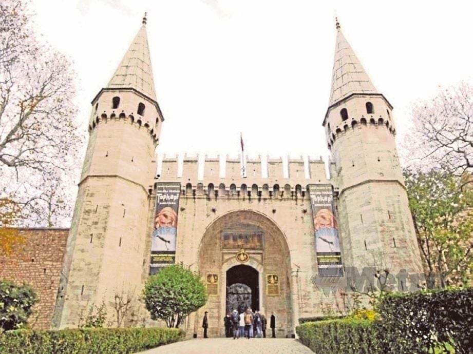 PINTU utama ke Muzium Topkapi, di Istanbul. 