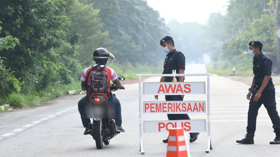GAMBAR fail menunjukkan anggota polis IPD Kubang Pasu memeriksa orang ramai pada sekatan jalan raya. FOTO Bernama 