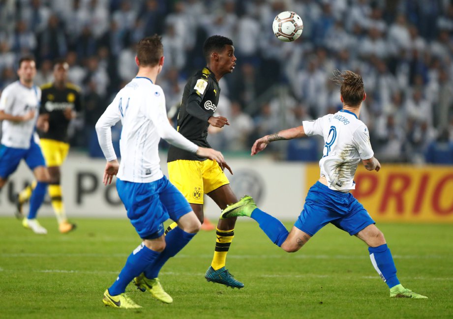 ISAK (tengah) melepasi pertahanan Magdeburg untuk menjaringkan gol. FOTO/AFP  
