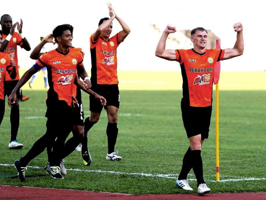 RITUS Krjaukls (kanan) meraikan gol jaringannya ketika menentang Kuala Lumpur pada aksi Liga Super 2018 di Stadium Negeri Batu Kawan, sebentar tadi. - FOTO RAMDZAN MASIAM