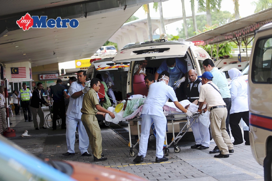 DOKTOR dan pembantu perubatan membantu pesakit dari Hospital Sultanah Aminah dibawa ke bilik kecemasan untuk rawatan di Hospital Sultan Ismail, Johor Bahru. FOTO ZULKARNAIN AHMAD TAJUDDIN