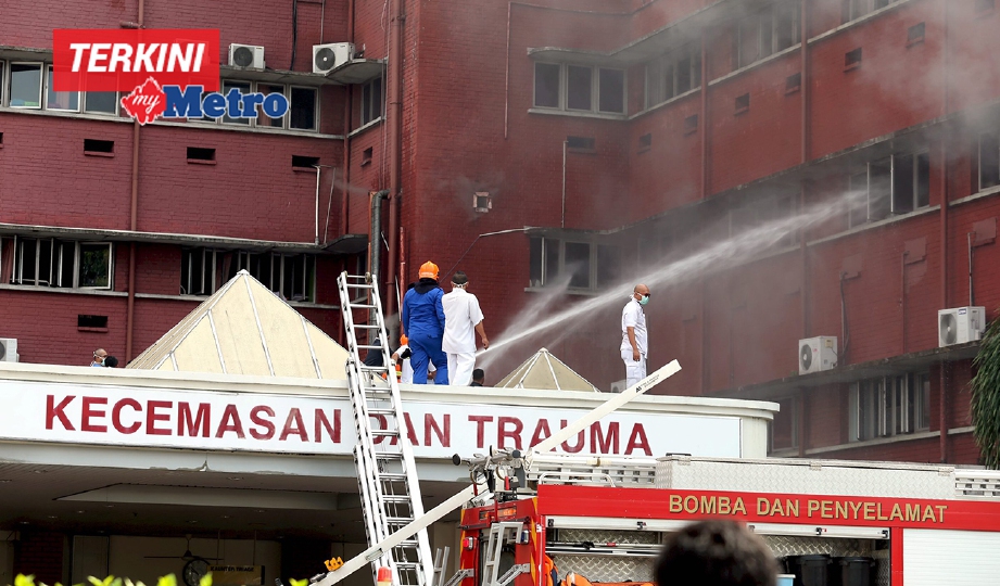ANGGOTA bomba memadam kebakaran di tingkat dua Hospital Sultanah Aminah (HSA) Johor Bahru yang terbakar. FOTO Hairul Anuar Rahim