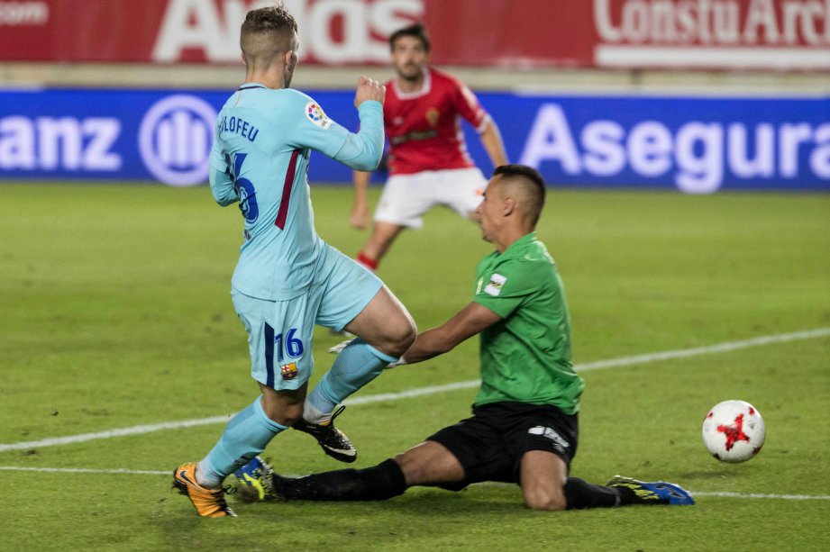 DEULOFEU (kiri) menewaskan penjaga gol Real Murcia, Alejandro Santome. FOTO/AFP  