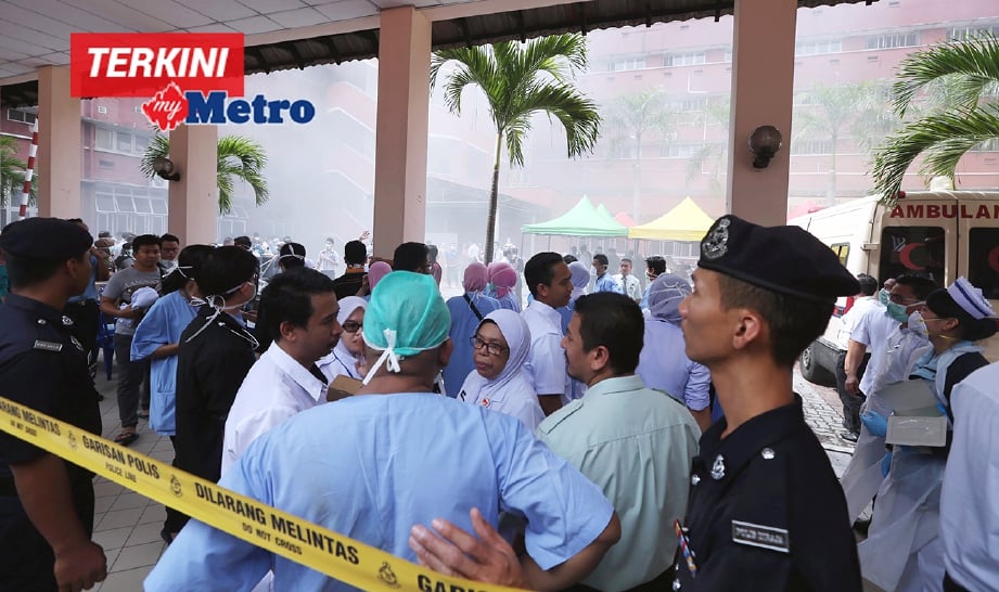 ORANG ramai dan kakitangan hospital berkumpul di luar bangunan Hospital Sultanah Aminah (HSA) Johor Bahru selepas Unit Rawatan Rapi (ICU) mengalami kebakaran. FOTO Hairul Anuar Rahim