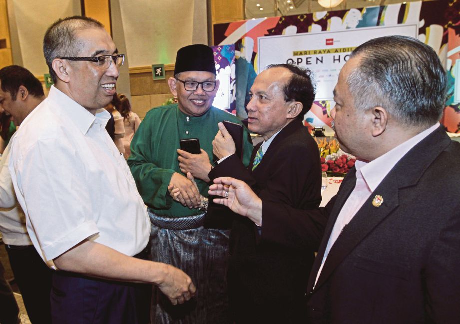 DARI kiri,  Salleh   bersama Abdul Jalil, Azman  dan Setiausaha Akhbar kepada Timbalan Perdana Menteri Datuk Dr Ibrahim Yahaya  pada Rumah Terbuka Aidilfitri anjuran MPB.