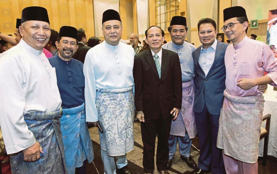  DARI kiri,  Ismail, Mahfar, FD Iskandar, Pengerusi BERNAMA, Datuk Seri Azman Ujang, Mustapa,  Pengarah Urusan Kumpulan DRB-Hicom, Datuk Seri Syed Faisal Albar dan Amrin.