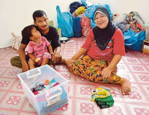 SITI Aminah  bersama  Mohamad Sofi  serta anak lelaki tunggal mereka kini  tinggal di kediaman baru mereka di Flat Desa Wawasan.