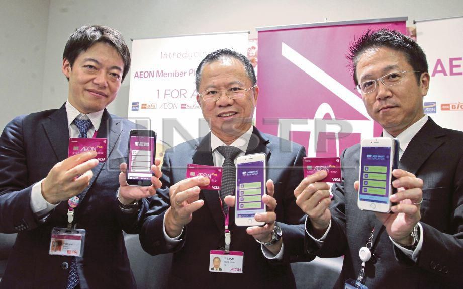 POH (tengah)  menunjukkan kad AEON Member Plus Visa dan aplikasi Aeon Wallet.