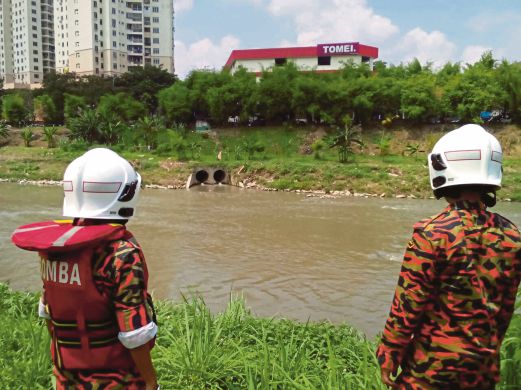 DUA anggota bomba melakukan misi pencarian mangsa yang hilang dibawa arus Sungai Klang.