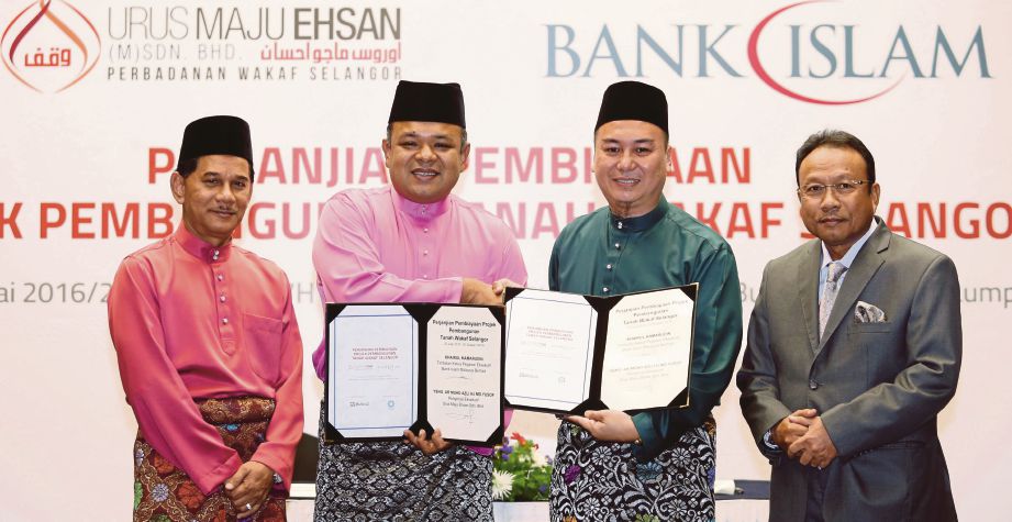 KHAIRUL (dua dari kiri) dan  Mohd Azli (dua kanan) selepas menandatangani perjanjian yang disaksikan  Zukri  (kiri) dan  Mohamad Adzib  di Kuala Lumpur, semalam.