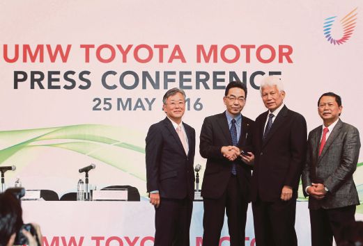 PENGERUSI UMW Toyota, Tan Sri Asmat Kamaludin (dua dari kanan) bersalaman dengan Pegawai Pengurus Toyota Motor Corporation, Tatsuro Takami  sambil diperhatikan Timbalan Pengerusi UMW Toyota Motor, Akio Takeyama (kiri) dan  Ismet  pada sidang akhbar mengumumkan pembinaan kilang pengeluaran kereta penumpang baru di Malaysia.
