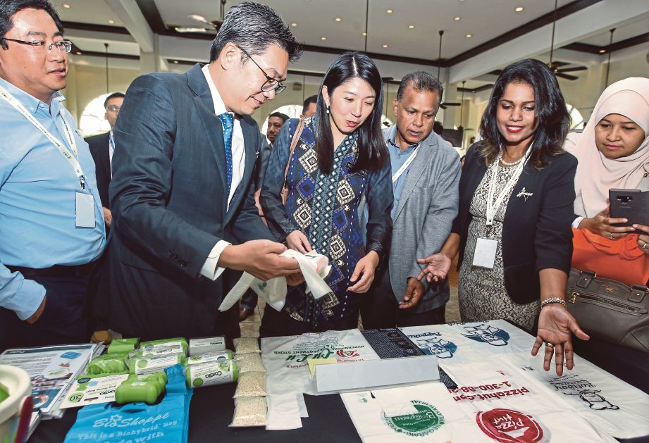 YEO  (tengah)  diiringi  Sim  (dua dari kiri) melihat hasil produk yang menggunakan bahan bio ketika melawat gerai pameran pada Hari Bioekonomi 2018 di Kuala Lumpur, semalam.