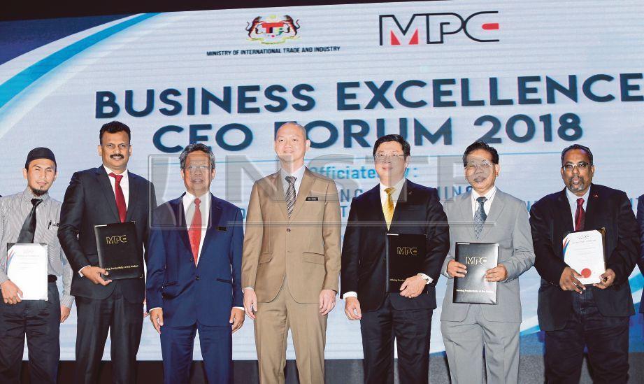 DR Ong  (tengah) bersama pemimpin juara produktiviti di Forum Kecemerlangan Perniagaan CEO di Kuala Lumpur, semalam.