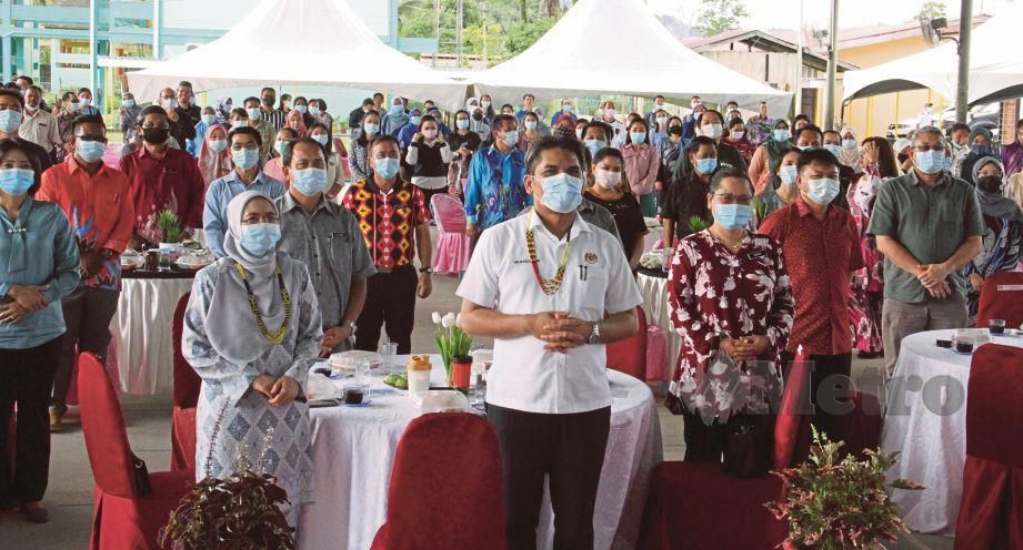 DR Radzi (tengah) ketika hadir pada Majlis Kupi-Kupi di SMK Nabawan. FOTO Malai Rosmah Tuah