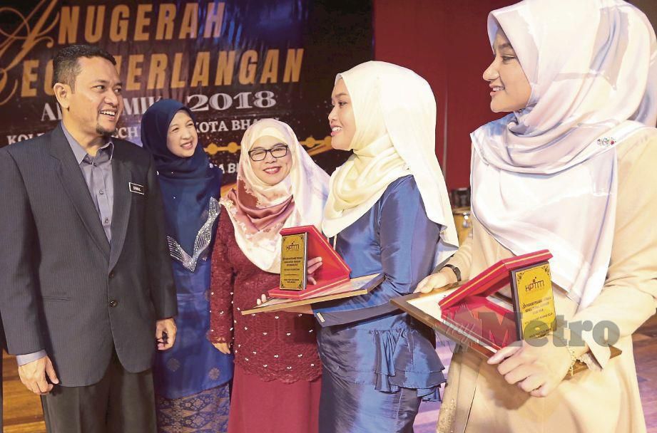 DR Syamsul (kiri) berbual dengan Nur Farah (dua dari kanan) dan Nurul Wahida selepas Majlis Anugerah Kecemerlangan Akademik 2018 KPTM. FOTO Fathil Asri