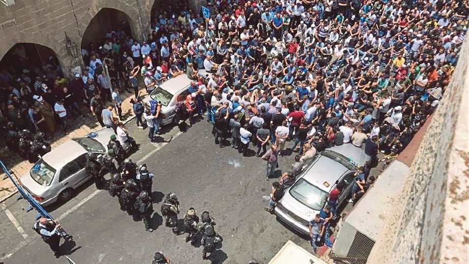 GAMBAR solat Jumaat minggu lepas yang dirakam dari atas Hotel Metropole Jerusalem di Jalan Salahuddin.