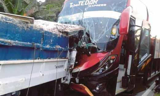 KEADAAN bas ekspres dan lori terbabit dengan kemalangan.