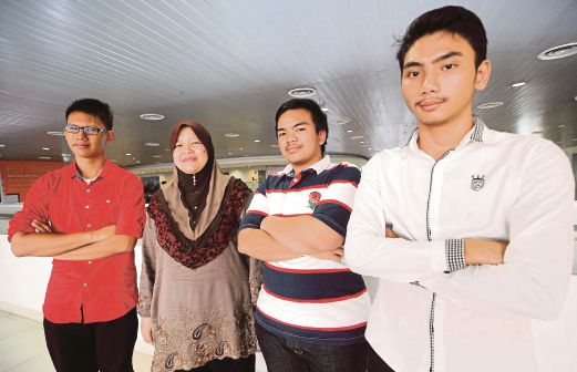 DARI kiri Ahmad Baihaqi, Nur Hidayah, Zeqry Iskandar dan Muhammad Badrul gembira produk berhasil.