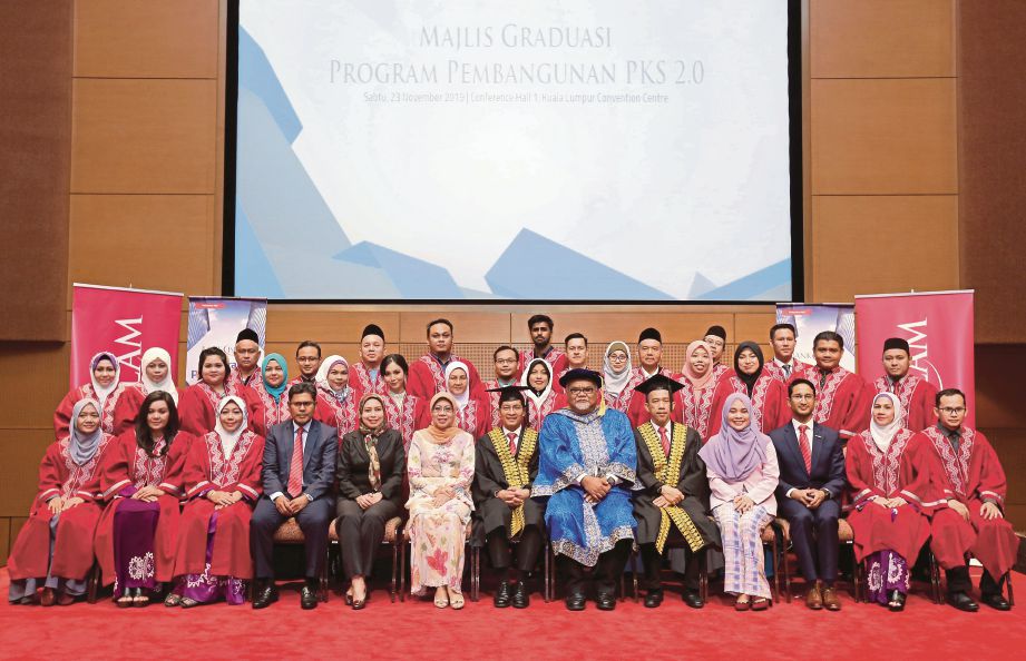 MOHD Muazzam (tujuh dari kiri) bersama graduan Program Pembangunan PKS 2.0 pada  majlis graduasi di KLCC. 