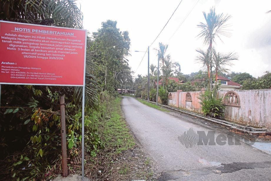 NOTIS penutupan jalan yang merupakan laluan keluar masuk sepanjang kira-kira 200 meter di Jalan Dalip yang akan dipagar  pihak pengurusan Pengakap negeri di Kampung Pengkalan Badak, Bemban dekat Jasin.