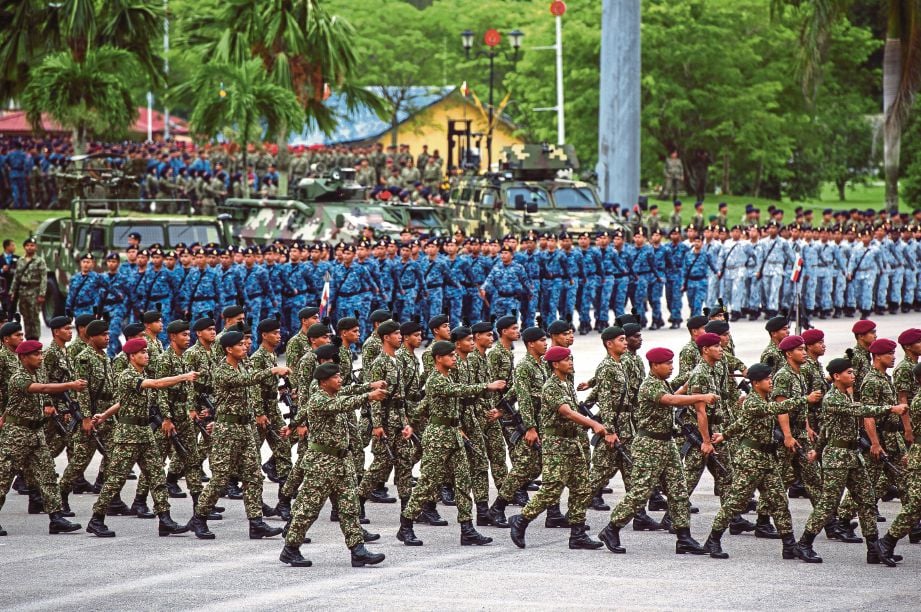 Pasukan Tentera Darat, Tentera Laut dan Tentera Udara yang  menyertai perbarisan ketika Majlis Sambutan Hari Angkatan Tentera Malaysia ke- 84 di Kem Perdana Sungai Besi.