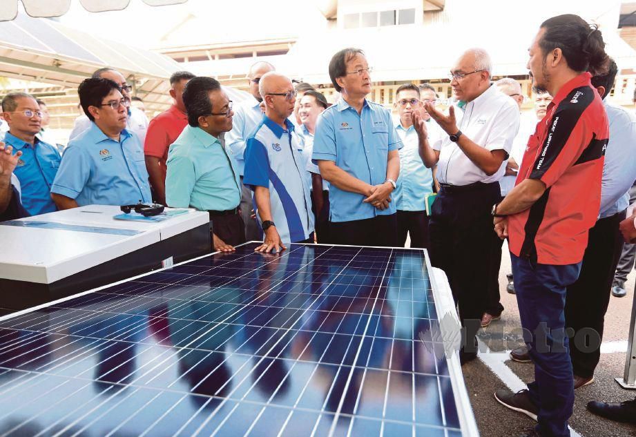 BARU (tiga dari kanan) diberi taklimat oleh Azman (dua dari kanan) pada Majlis Perasmian Sistem Solar Fotovolta Pertama di R&R Machap. 
