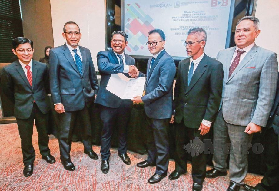PENGERUSI Besar Koperasi Telekom Malaysia Berhad, Adnan Mohd Amer (tiga dari kiri) menyampaikan Surat Tunjuk Minat Projek Darulaman Sungai Petani bersama Bina Darulaman Berhad kepada  Mohd Iskandar.  