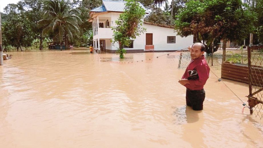 KEADAAN banjir kilat yang mencecah paras paha di Kampung Juntai, Simpang Durian, semalam.