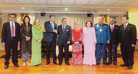 Khazali  (enam dari kanan) bersalaman dengan  Timbalan Pengarah Urusan Kumpulan Perbankan RHB Datuk Khairussaleh Ramli.