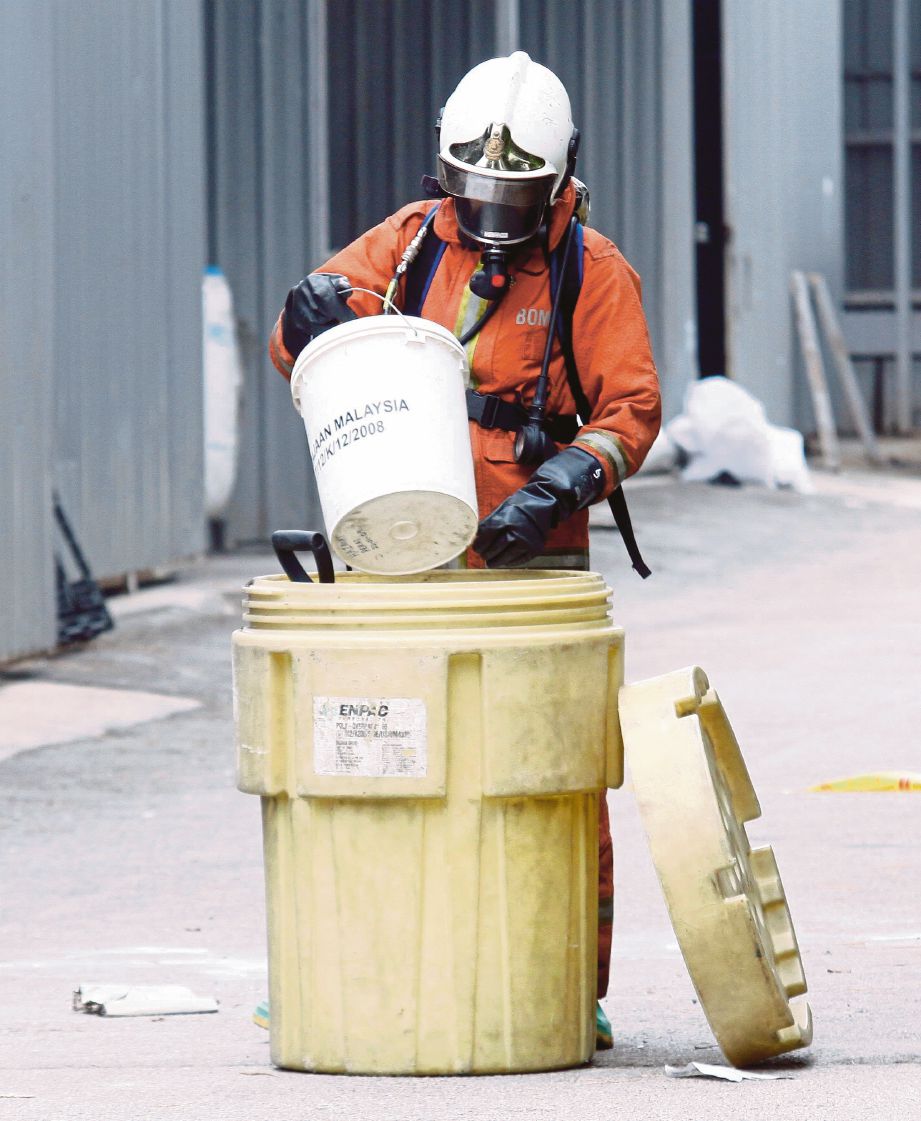 ANGGOTA Hazmat JPBM membersihkan kawasan dua tong kimia yang tumpah.