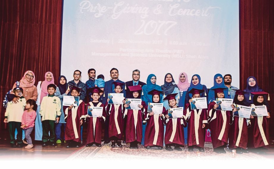 DR Sayyid (belakang, enam dari kiri) bersama pelajar Greenview Islamic School pada majlis graduasi dan Penyerahan Cek kepada Islamic Relief Malaysia di MSU, Shah Alam. 