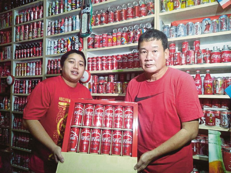 CHOON Cheik dan anaknya, Jain Wen menunjukkan sebahagian koleksi barangan berjenama Coca-Cola.