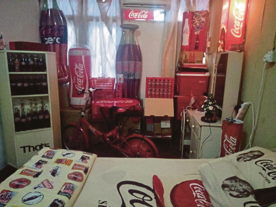 BILIK tidur Jain Wen dipenuhi koleksi jenama Coca-Cola.