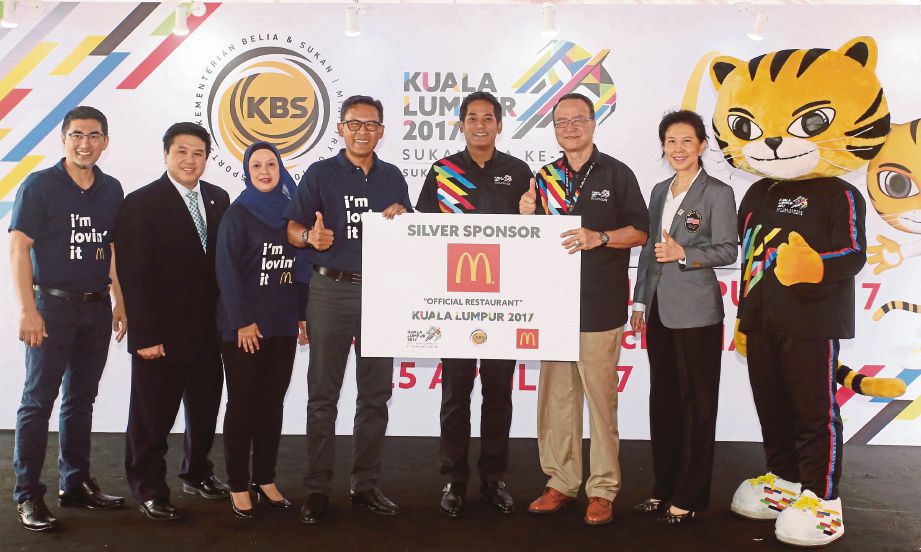  KHAIRY semasa menyaksikan pertukaran dokumen perjanjian penajaan antara Pengarah Urusan dan Rakan Operasi McDonald's Malaysia, Azmir Jaafar dengan Ketua Pegawai Eksekutif Jawatankuasa Pengelola KL2017, Datuk Seri Zolkples Embong. 