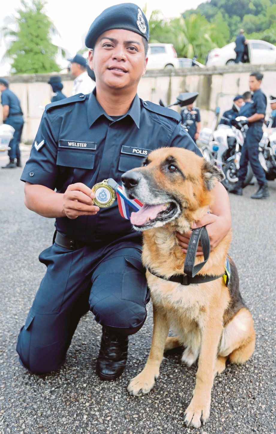  Amit  bersama anjing jenis German Shepherd bernama Xiao Hu. 