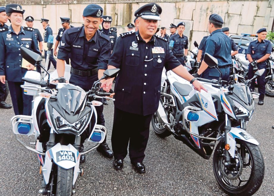 Abdul Jalil  (tengah) menunjukkan motosikal peronda polis baru.