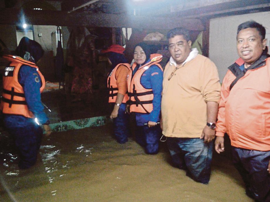 Pegawai Khas Ahli Parlimen Baling, Zulkifli Mohd Amin (dua dari kanan) turut memantau bencana banjir di Kampung Siput Mukim Siong. 