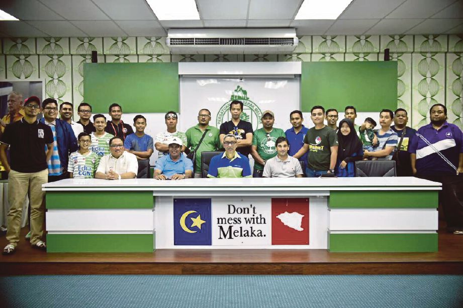 PEMINAT Melaka United ceria selepas pertemuan dengan pengurusan pasukan di Paya Rumput, semalam.