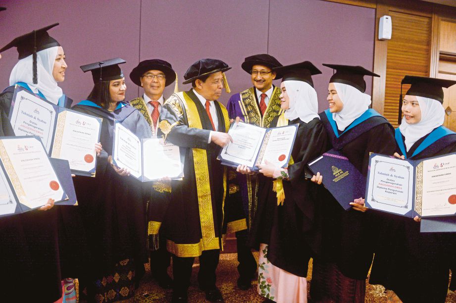 JAMIL (tengah) beramah mesra dengan penerima Graduan Cemerlang dan Emas Diploma Pengurusan Koperasi di Majlis Konvokesyen MKM, semalam.