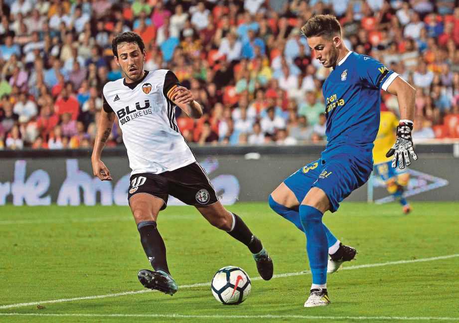 PEMAIN Valencia Dani Parejo (kiri) berebut bola dengan penjaga gol Las Palmas Leandro Chichizola di Valencia.