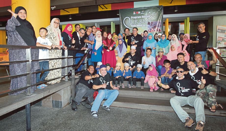 ABDUL Jalil (tengah) bersama peserta program ibadah korban di Balai Berita, Bangsar. 