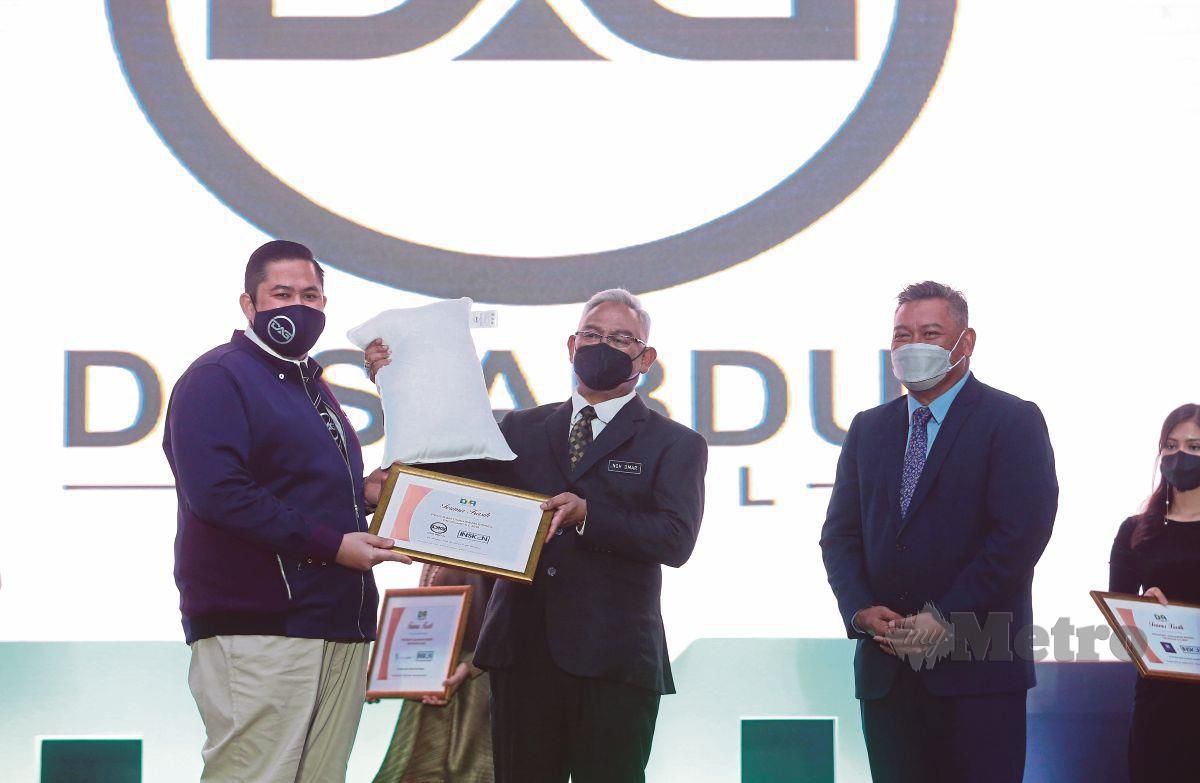 NOH (tengah) menyerahkan sijil penghargaan kepada usahawan Das Abdul Global, Das Abdul sambil disaksikan Muhd Firdaus pada Majlis Pelancaran Program Usahawan Bisnes Dropship dan Ejen anjuran Insken, semalam.